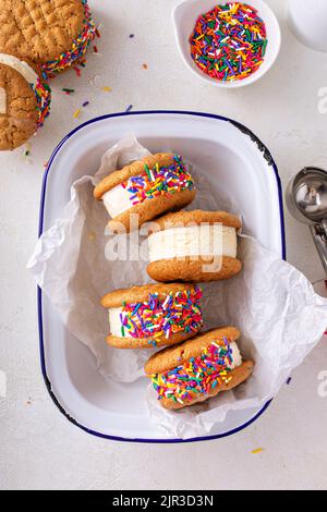 Eis und Kekse Sandwiches auf dem Tisch gestapelt Stockfoto