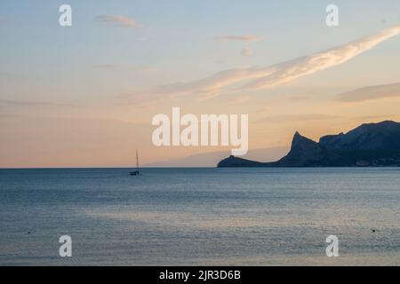Yacht vor der Kulisse der Berge. Stockfoto