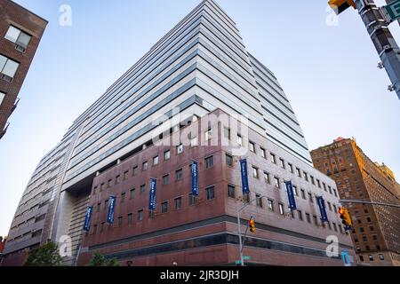 New York, New York, USA. 20. August 2022. 20. August 2022: New York City, USA: Der vertikale Campus des CUNY Baurch College in der Lexington Avenue und der East 23. Street in Midtown Manhattan in der Nähe des Grammercy Parks. Das Baurch College ist spezialisiert auf die Hochschulbildung von Wirtschaftsschulen und viele Absolventen gehen für die Wall Street Investmentbanken und die Big 4-Unternehmen in Arbeit. (Bild: © Taidgh Barron/ZUMA Press Wire) Stockfoto