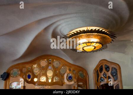 Eine Nahaufnahme der berühmten Whirlpoollampe in der Casa Batllo Stockfoto