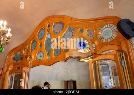 Eine wunderschön dekorierte Türecke in der Casa Batllo Stockfoto