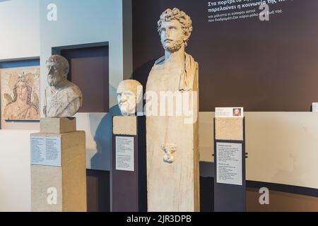 07.13.2022 Thessaloniki, Griechenland. Herm-Statue aus weißem Marmor oder Stein, die in einer Halle des Archäologischen Museums von Thessaloniki steht. Hochwertige Fotos Stockfoto