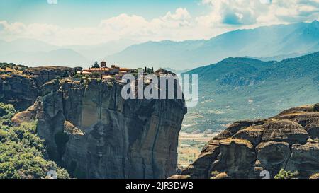 Berühmte Bergklöster - Meteora - in Griechenland aus der Ferne gesehen. Drohne geschossen. Schönes sonniges Urlaubswetter. Hochwertige Fotos Stockfoto