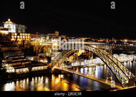 Die ikonische Dom Luis I Brücke in Porto, Portugal, die Fußgänger, Straßenbahnen und Straßenverkehr über den Douro Fluss transportiert, während er durch die Stadt fließt Stockfoto