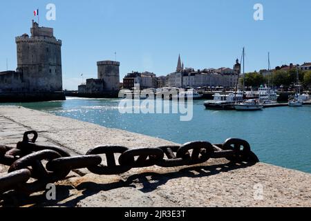 Befestigungsanlagen, die den Hafen von La Rochelle, Frankreich, bewachen, bestehend aus dem Kettenturm, dem Laternenturm und dem Turm Saint Nicolas. Stockfoto