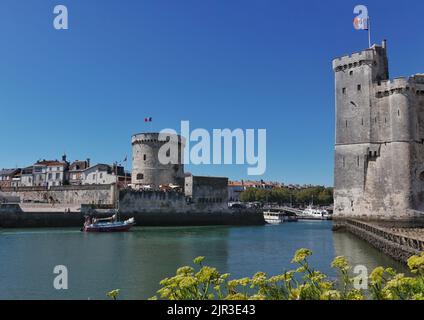 Befestigungsanlagen, die den Hafen von La Rochelle, Frankreich, bewachen, bestehend aus dem Kettenturm, dem Laternenturm und dem Turm Saint Nicolas. Stockfoto