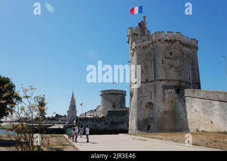 Befestigungsanlagen, die den Hafen von La Rochelle, Frankreich, bewachen, bestehend aus dem Kettenturm, dem Laternenturm und dem Turm Saint Nicolas. Stockfoto