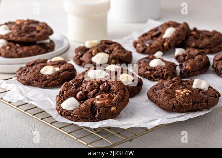 Schokoladensplitter und marmelallow dunkle Schokoladenkekse Stockfoto