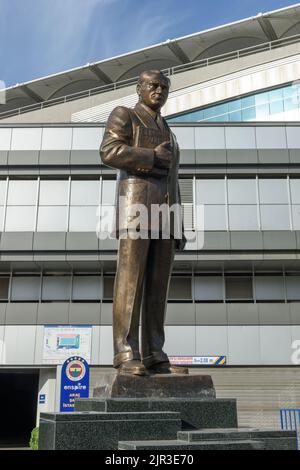 ISTANBUL, TÜRKEI - 22. AUGUST 2022: Atatürk-Statue auf dem Fenerbahce Sukruu Saracoglu-Stadion-Eingang. Mustafa Kemal Atatürk ist der Gründer der Turkis Stockfoto