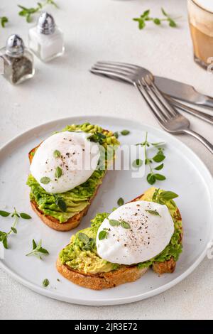 Avocado Toast mit einem pochierten Ei darauf Stockfoto