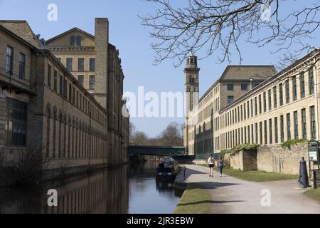 Salts Mill und der Leeds und Liverpool Canal in Saltaire, West Yorkshire Stockfoto