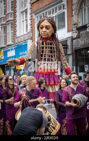 Manchester Day Parade, 19. Juni 2022: Die kleine Amal-Riesenpuppe eines 10-jährigen syrischen Flüchtlings Stockfoto