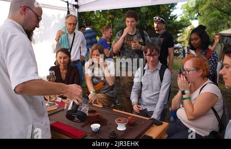 Prag, Tschechische Republik. 21. August 2022. Besucher probieren chinesischen Tee am Stand während des internationalen Teestivals, dem „Colomir Fest“, am 21. August 2022 in Prag, Tschechien. Quelle: Dana Kesnerova/Xinhua/Alamy Live News Stockfoto