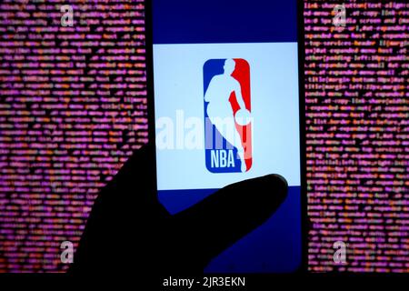 In dieser Abbildung ist das Logo der NBA (National Basketball Association) zu sehen, das auf einem android-Smartphone angezeigt wird. Stockfoto