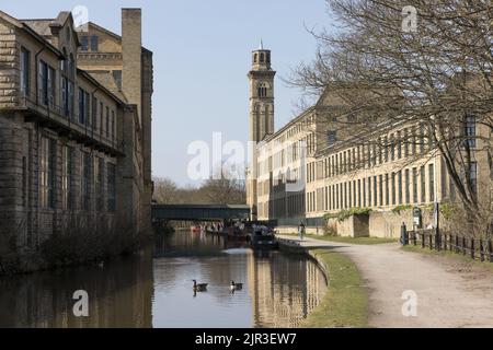 Salts Mill und der Leeds und Liverpool Canal in Saltaire, West Yorkshire Stockfoto