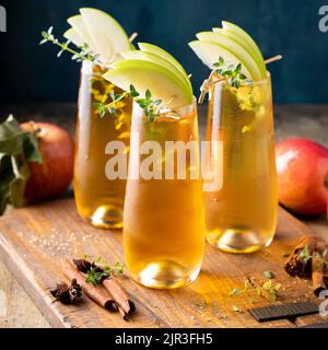 Apfelwein Mimosa für den Herbstbrunch, Cocktail-Idee für den Herbst Stockfoto