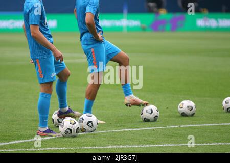 Sankt Petersburg, Russland. 21. August 2022. Die Beine der Fußballspieler des FC Zenit, die während des Fußballspiels der russischen Premier League zwischen Zenit Sankt Petersburg und Torpedo Moskau in der Gazprom Arena Ball spielen. Endergebnis: Zenit 2:0 Torpedo. Kredit: SOPA Images Limited/Alamy Live Nachrichten Stockfoto