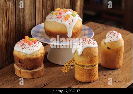 Kulich, russische ostern süße Brote mit Sahnehäubchen und kandierten Früchten auf Holz Hintergrund horizontal dekoriert Stockfoto