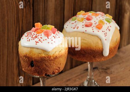 Kulich, russische osterhefe süße Brote mit Glasur auf Holzhintergrund horizontal dekoriert Stockfoto