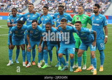 Sankt Petersburg, Russland. 21. August 2022. Die Spieler von Zenit Sankt Petersburg posieren für ein Foto während des Fußballspiels der russischen Premier League zwischen Zenit Sankt Petersburg und Torpedo Moskau in der Gazprom Arena. Endergebnis: Zenit 2:0 Torpedo. (Foto von Maksim Konstantinov/SOPA Images/Sipa USA) Quelle: SIPA USA/Alamy Live News Stockfoto