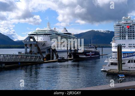 KETCHIKAN, ALASKA - 26. Mai 2022: Ketchikan ist mit 8000 Einwohnern die südlichste Stadt Alaskas. Kreuzfahrtschiffe machen über 500 Haltestellen bringi Stockfoto