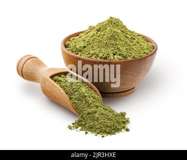 Holzlöffel und Schüssel voll Matcha-Pulver auf weiß isoliert Stockfoto