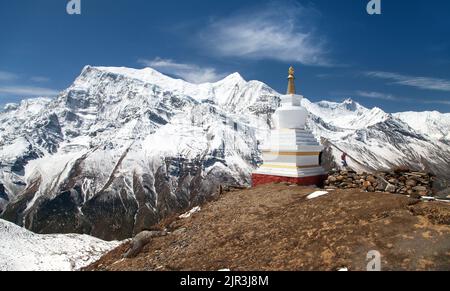 Panoramablick auf Annapurna 2 II, 3 III, 4 IV, Ganggapurna und Khangsar Kang, Annapurna-Bereich mit Stupa, Weg zum Thorung La Pass, rund Annapurna circ Stockfoto