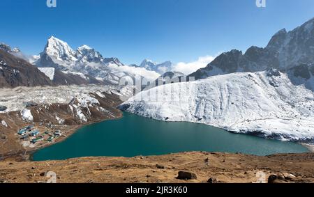 Dudh Pokhari Tso oder Gokyo See, Gokyo Dorf, Ngozumba Gletscher, Arakam tse Gipfel und chola tse Gipfel von Gokyo Ri - Trek zum Cho Oyu Basislager, Khumbu Stockfoto