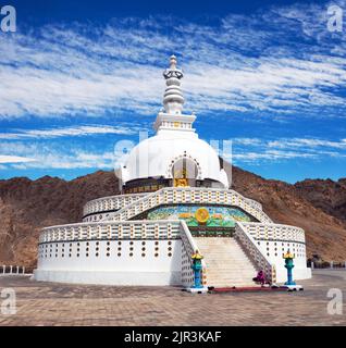 Blick auf die Hohen Shanti Stupa mit schönen Himmel, der große Stupa in Leh und eine aus den besten buddhistischen Stupas - Jammu und Kaschmir - Ladakh - Indien Stockfoto