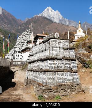 Buddhistische Gebetsmani-Mauern, Weg zum Everest-Basislager, Weg von Lukla nach Namche Bazar, Nepal Stockfoto