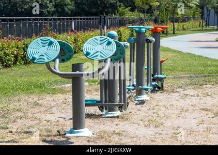 Klimaanlage und Sportgeräte im öffentlichen Park im Freien. Stockfoto