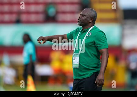 Alajuela, Costa Rica. 21. August 2022. Alajuela, Costa Rica, August 21. 2022: Headcoach von Nigeria Christopher Musa Gesten während der FIFA U20 Womens World Cup Costa Rica 2022 Viertelfinale Fußballspiel zwischen Nigeria und den Niederlanden in Morera Soto in Alajuela, Costa Rica. (Daniela Porcelli/SPP) Quelle: SPP Sport Press Foto. /Alamy Live News Stockfoto