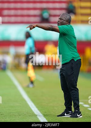 Alajuela, Costa Rica. 21. August 2022. Alajuela, Costa Rica, August 21. 2022: Headcoach von Nigeria Christopher Musa Gesten während der FIFA U20 Womens World Cup Costa Rica 2022 Viertelfinale Fußballspiel zwischen Nigeria und den Niederlanden in Morera Soto in Alajuela, Costa Rica. (Daniela Porcelli/SPP) Quelle: SPP Sport Press Foto. /Alamy Live News Stockfoto