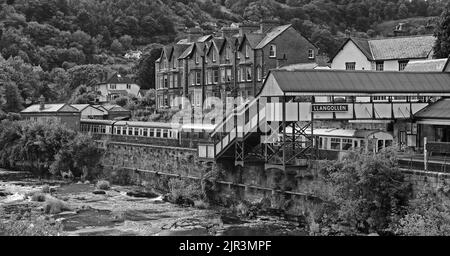Llangollen erhaltener Bahnhof, Blick über den schnell fließenden Fluss Dee, Denbighshire, North Wales, Großbritannien, LL20 8SN Stockfoto