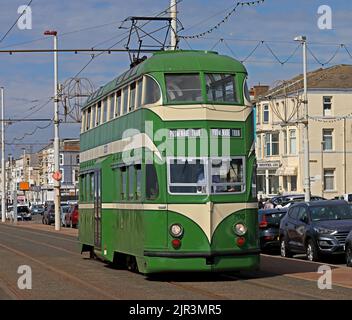 Blackpool Promenade mit einer 1930s Heritage Green and Cream English Electric Balloon Tram Nummer 700, Lancashire Seaside, England, Großbritannien Stockfoto