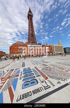 Blackpool Tower mit Akten im Vordergrund, an einem Sommertag, die Promenade, Blackpool, Lancashire, England, Großbritannien, FY1 4BJ Stockfoto