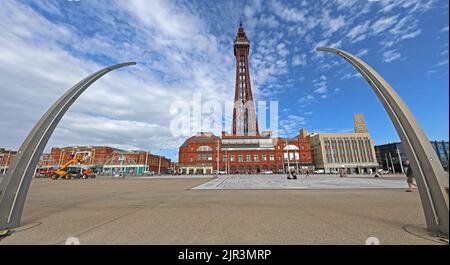 Blackpool Tower mit Akten im Vordergrund, an einem Sommertag, die Promenade, Blackpool, Lancashire, England, Großbritannien, FY1 4BJ Stockfoto