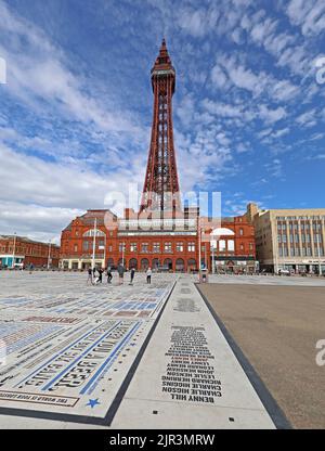 Blackpool Tower mit Akten im Vordergrund, an einem Sommertag, die Promenade, Blackpool, Lancashire, England, Großbritannien, FY1 4BJ Stockfoto