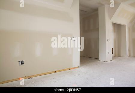 Unfertiges Zimmer in einem gehobenen Wohnhaus. Stockfoto