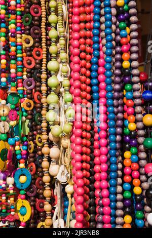 Farbenfrohe runde und ungewöhnliche Perlenketten auf dem Hauptmarkt in Krakau, Polen. Stockfoto