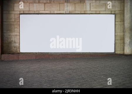 Wollen Sie mehr businessWerben Sie hier. Eine große leere Plakatwand mit Platz, um Ihren eigenen Text hinzuzufügen. Stockfoto