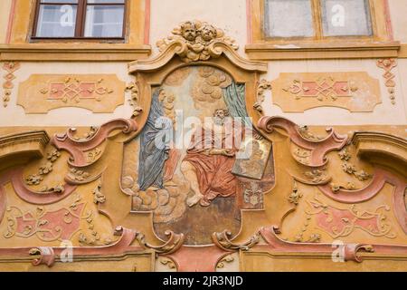 Architektonische Details eines Gebäudes im Prager Burgviertel, Prag, Tschechische Republik. Stockfoto