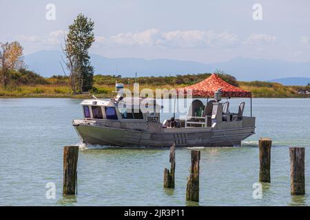 Kommerzielles Fischerboot, das mit einem schattigen Zelt über dem Deck in British Columbia, Kanada, nach Steveston zurückkehrt Stockfoto