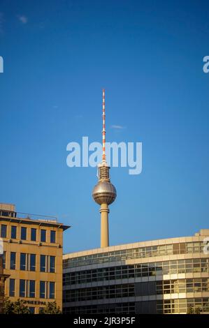 Berliner Alexanderplatz, Weltzeituhr Weltzeituhr gelbe Straßenbahn und Fernsehturm. Alexanderplatz Stockfoto