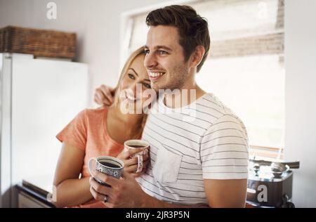 Love Sure macht das Leben erstaunlich. Ein glückliches junges Paar genießen Kaffee zusammen am Morgen zu Hause. Stockfoto
