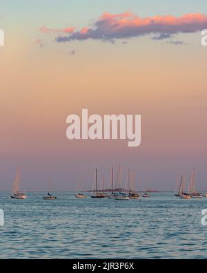 Beverly, Massachusetts Beverly Harbour überblickt Segelboote in der Golden Hour mit Pastel Rainbow Sky Stockfoto