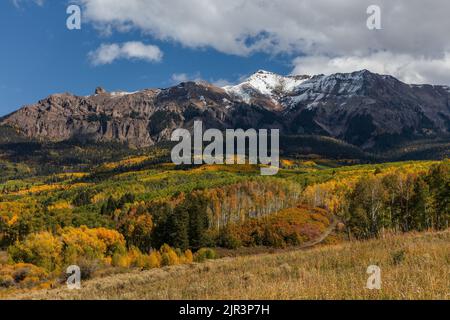 Hayden Peak und North Pole Peak im Herbst von der Last Dollar Road, San Juan Mountains, San Miguel County, Colorado Stockfoto