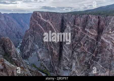 Präkambrianischer Gneis und Schistfelsen mit Pegmatitenvenen, Painted Wall, Black Canyon im Gunnison-Nationalpark, Colorado Stockfoto