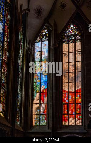 Buntglasfenster mit hundert Gesichtern von Véronique Ellena und Pierre-Alain Parot in der Kapelle Sainte Katharina, Kathedrale unserer Lieben Frau, Straßburg Stockfoto