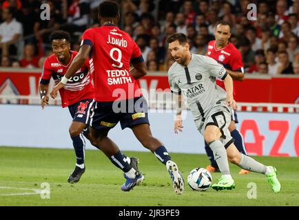 Lille, Frankreich. 21. August 2022. Lionel Messi (2. R) von Paris Saint-Germain tritt während eines Fußballspiels der französischen Ligue 1 zwischen Lille und Paris Saint-Germain (PSG) im Stade Pierre-Mauroy in Villeneuve-d'ASQ, Nordfrankreich, am 21. August 2022 an. Kredit: Rit Heize/Xinhua/Alamy Live Nachrichten Stockfoto